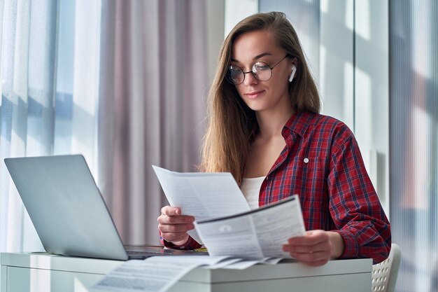 Portret van een vrouw die haar laptop met behulp van