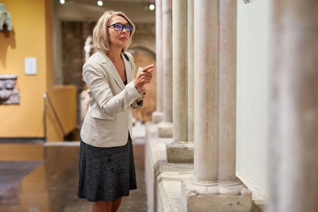 Portret van een vrouw die historisch museum bezoekt