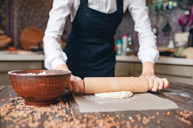 Portret van een vrouw die in de keuken kookt