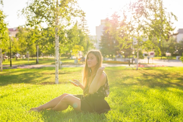 Portret van een vrouw die in een park zit