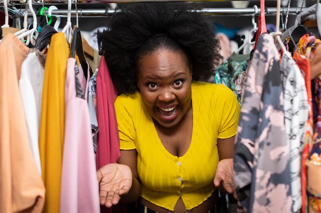 Portret van een vrouw die in een winkel staat