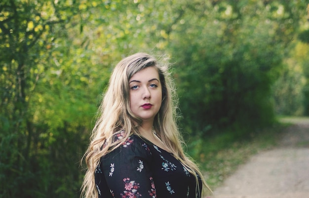 Foto portret van een vrouw die in het park staat