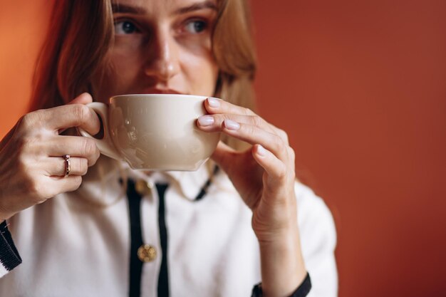 Foto portret van een vrouw die koffie drinkt in een koffieshop