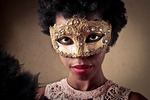Portret van een vrouw die masker draagt