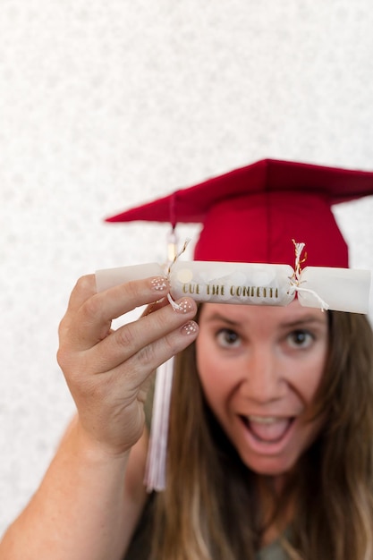 Foto portret van een vrouw die mortelplaat draagt