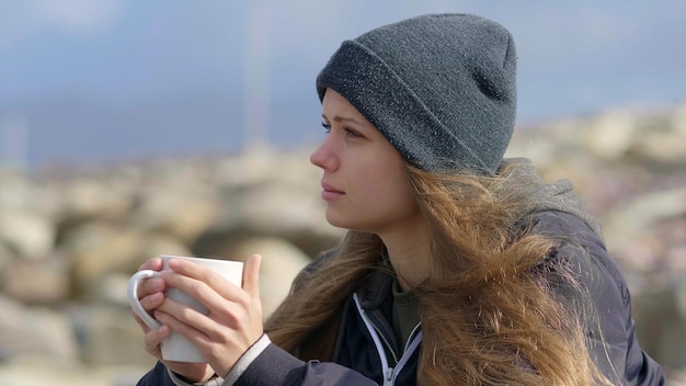 Portret van een vrouw die naar de camera kijkt