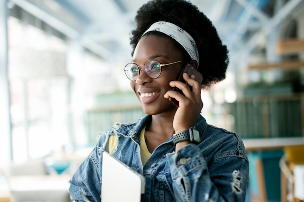 Portret van een vrouw die op de telefoon spreekt