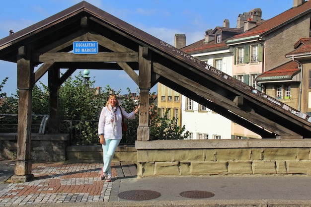 Foto portret van een vrouw die op de weg in de stad staat