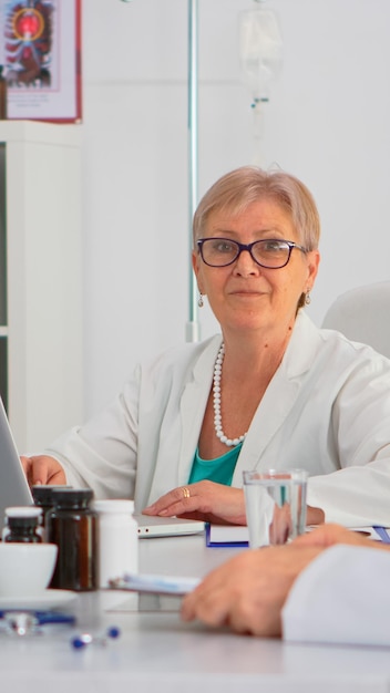 Portret van een vrouw die op een tafel zit