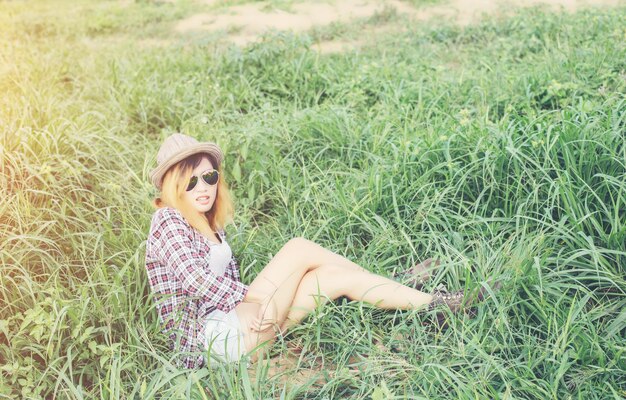 Foto portret van een vrouw die op het gras zit