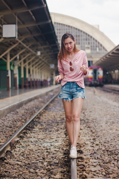 Foto portret van een vrouw die op het spoor loopt