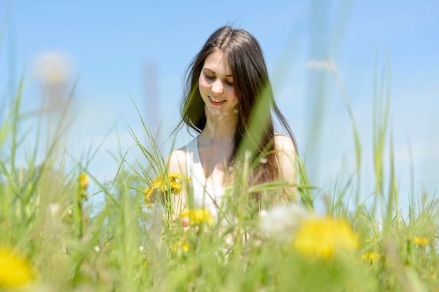 Portret van een vrouw die op het veld staat
