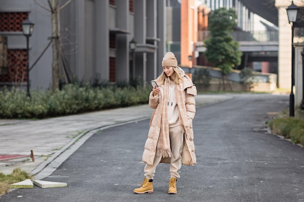 Foto portret van een vrouw die op straat loopt in de stad