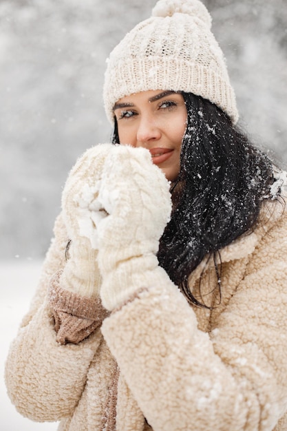 Portret van een vrouw die op winterdag in het bos loopt