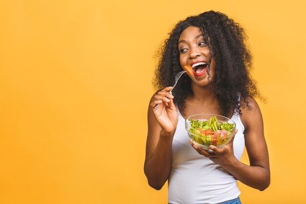 Portret van een vrouw die salade eet