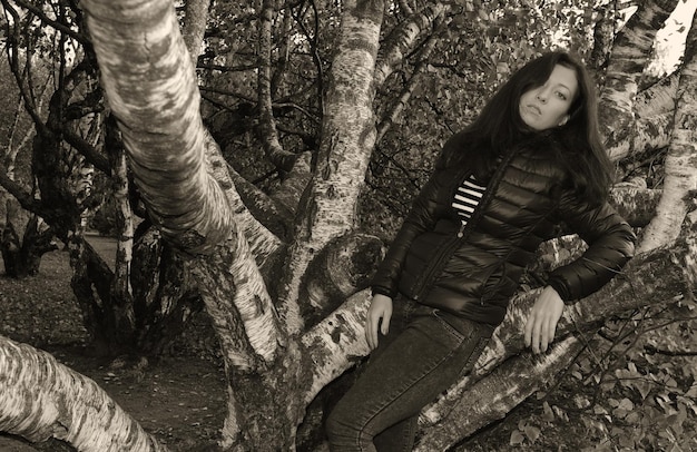 Foto portret van een vrouw die tegen bomen staat
