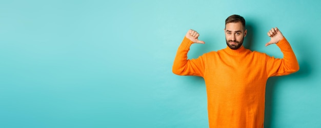 Foto portret van een vrouw die tegen een blauwe achtergrond staat