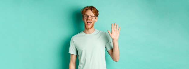 Foto portret van een vrouw die tegen een blauwe achtergrond staat