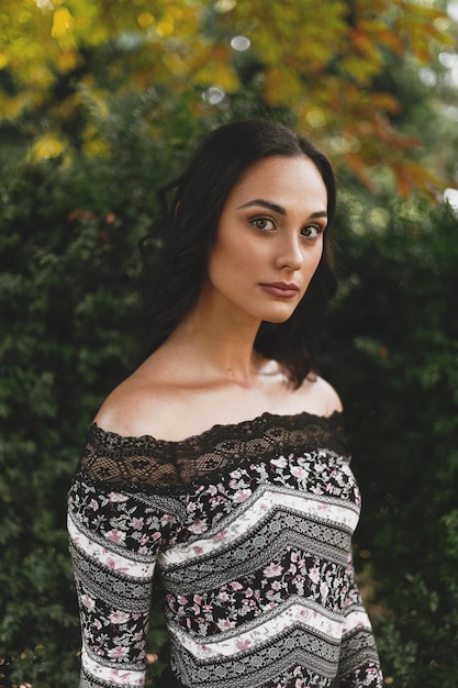Portret van een vrouw die tegen een boom staat