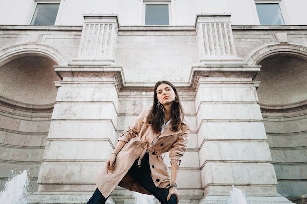 Portret van een vrouw die tegen een gebouw staat