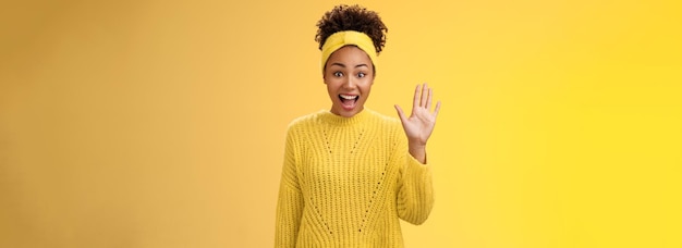 Foto portret van een vrouw die tegen een gele achtergrond staat