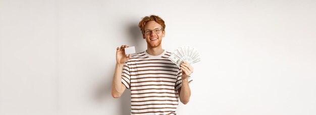 Foto portret van een vrouw die tegen een witte achtergrond staat