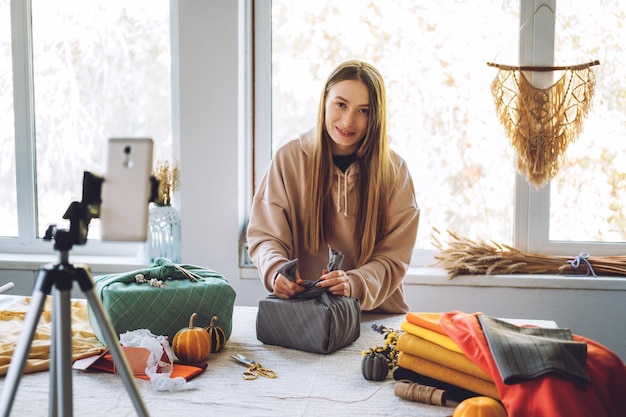 Portret van een vrouw die thuis blogt