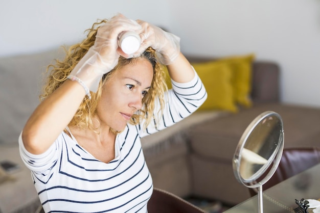 Foto portret van een vrouw die thuis zit