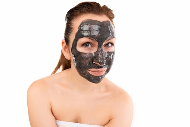 Portret van een vrouw die we willen bedanken en cosmetische ingrepen met een zwart masker voor huidverzorging