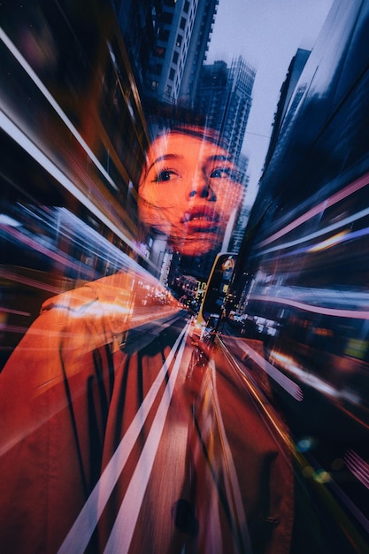 Portret van een vrouw die wegkijkt