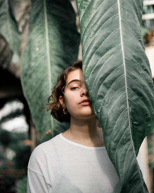 Foto portret van een vrouw door planten