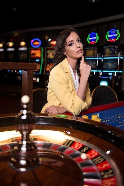 Portret van een vrouw gokken roulette in casino