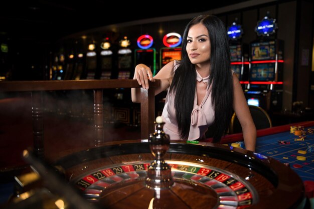 Portret van een vrouw gokken roulette in casino