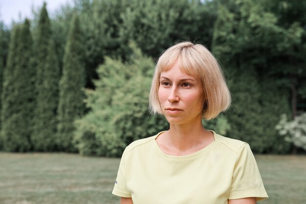 Portret van een vrouw in de natuur