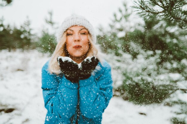 Portret van een vrouw in de sneeuw