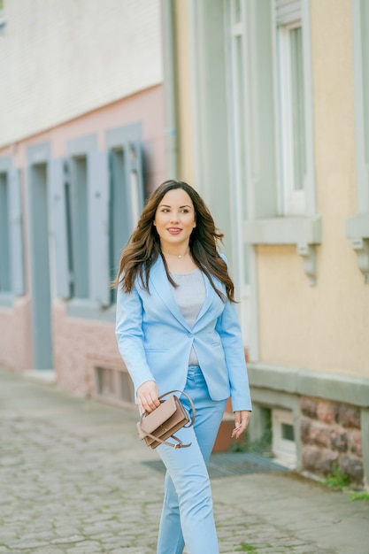 Portret van een vrouw in een blauw pak