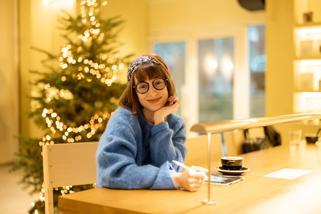 Portret van een vrouw in een coffeeshop