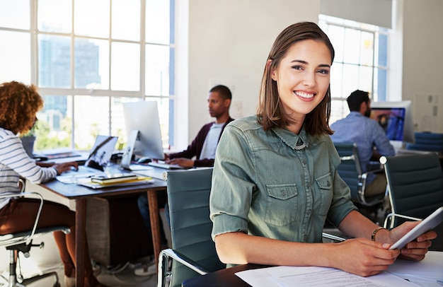 Portret van een vrouw in een creatief bureau met een glimlach, vertrouwen en succes bij het opstarten van een ontwerp Gelukkig ontwerper in een moderne kantoormanager of teamleider die aan een laptop aan een bureau werkt met digitale technologie