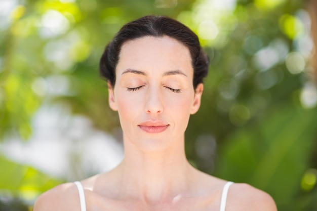 Foto portret van een vrouw in een meditatiepositie