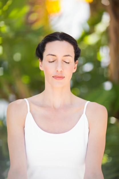 Portret van een vrouw in een meditatiepositie