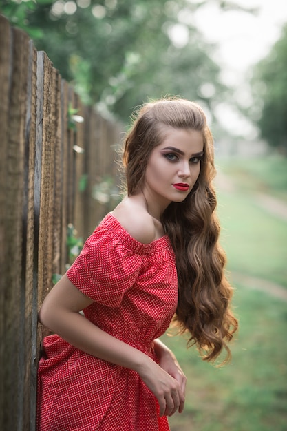 Portret van een vrouw in een rode jurk.