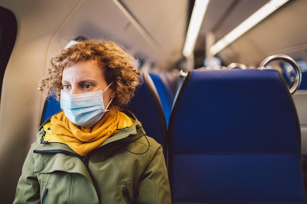 Portret van een vrouw in een trein