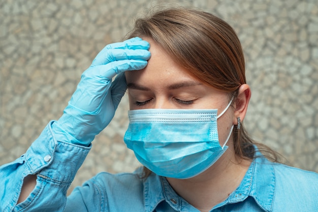 Portret van een vrouw in medische masker