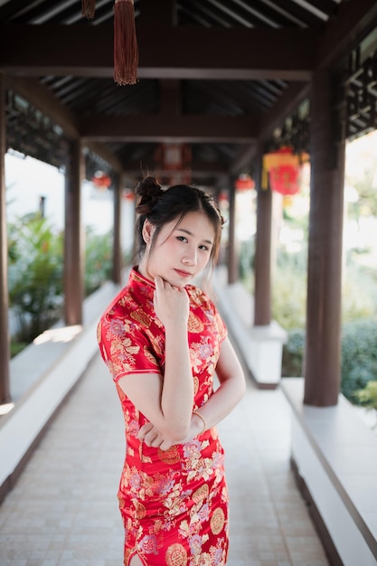 Foto portret van een vrouw in traditionele kleding die in de gang staat