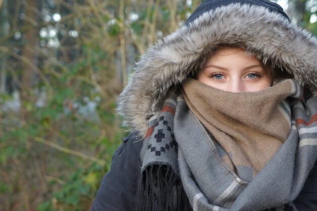 Foto portret van een vrouw in warme kleding