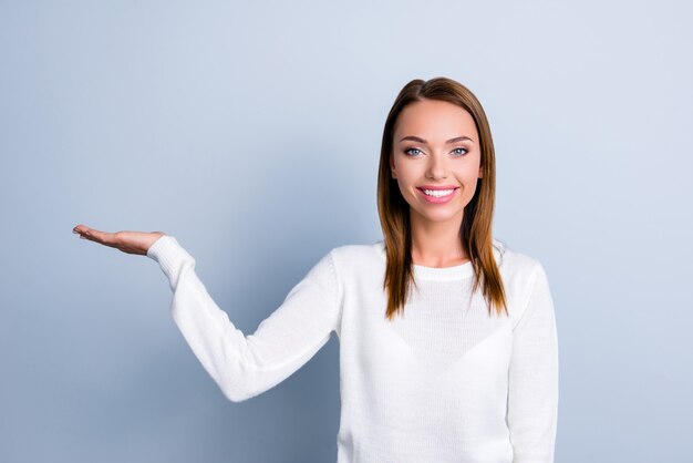 Portret van een vrouw in witte trui geïsoleerd op grijs