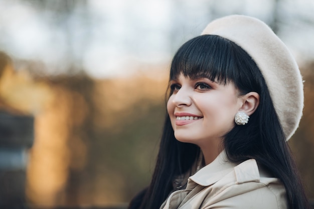 Portret van een vrouw loopt naar het herfstpark en geniet van haar leven