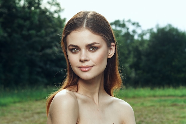 Portret van een vrouw make-up spa natuur frisse lucht close-up