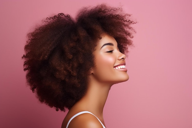 Portret van een vrouw met afrostylehaar