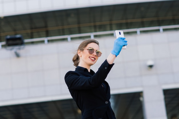 Portret van een vrouw met behulp van een mobiele telefoon, clubhuis